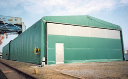 妻側壁を持つ伸縮式テント倉庫